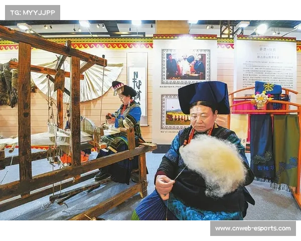 商洛非遗展区受欢迎，国际友人体验漆扇